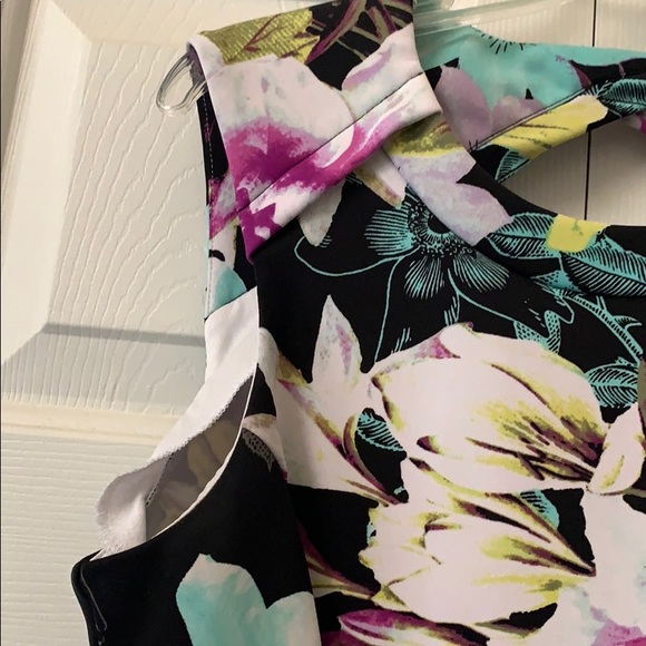 Size medium floral tank with button back - Picture 4 of 5